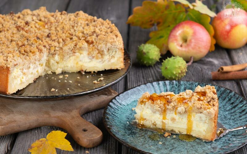 Herbstlicher Apfel Käsekuchen mit Streusel und Salzkaramell-Sirup