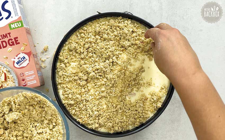 Apfel Käsekuchen Rezept: Streusel verteilen