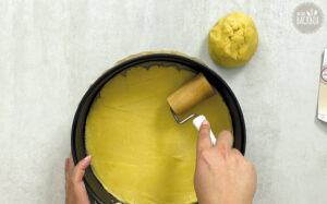 Apfel Käsekuchen Rezept: Teig ausrollen