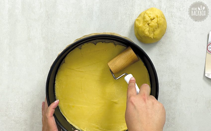 Apfel Käsekuchen Rezept: Teig ausrollen