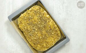 Bienenstich Rezept: Nussschicht hinzufügen