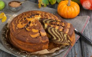 Herbstlicher Pumpkin Spice Zebrakuchen mit Kürbis