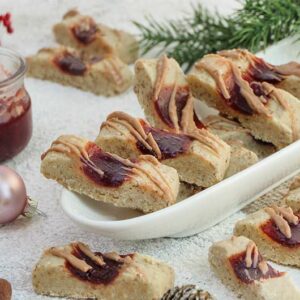 Winterliche Plätzchenstange mit Rote-Johannisbeer-Marmelade