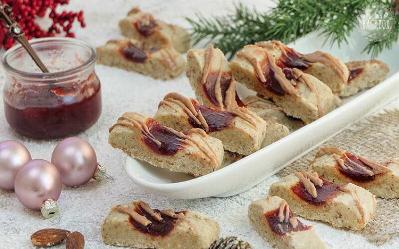 Winterliche Plätzchenstange mit Rote-Johannisbeer-Marmelade