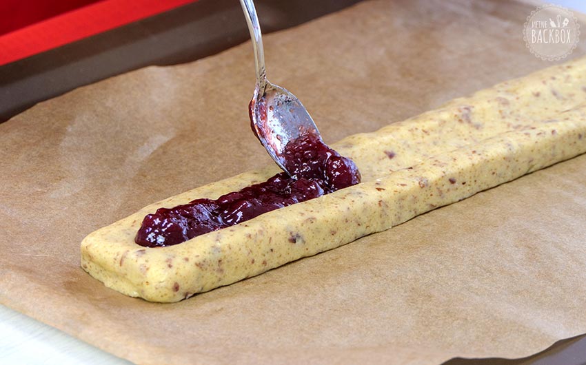 Schnelle Plätzchenstange Rezept: Marmelade einfüllen