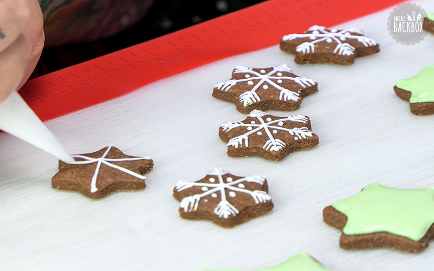 Tannenbaumplätzchen Rezept: Schneeflocke aufspritzen