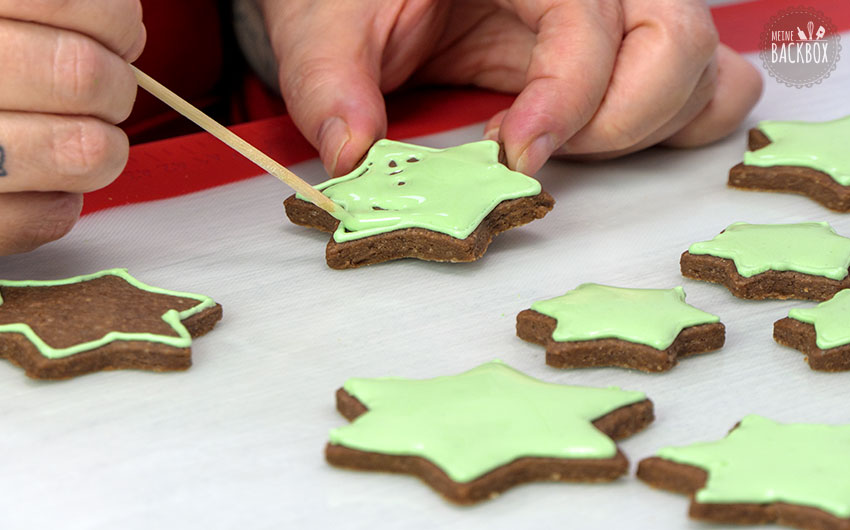 Tannenbaumplätzchen Rezept: Royal Icing füllen