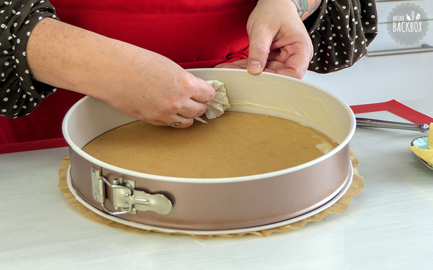 Winterkirschkuchen Rezept: Backform fetten