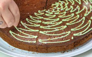 Winterkirschkuchen Rezept: Streusel verteilen