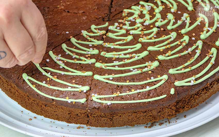 Winterkirschkuchen Rezept: Streusel verteilen