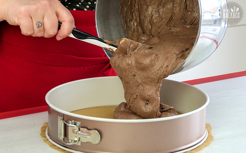 Winterkirschkuchen Rezept: Teig einfuellen