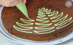 Winterkirschkuchen Rezept: Garnitur spritzen