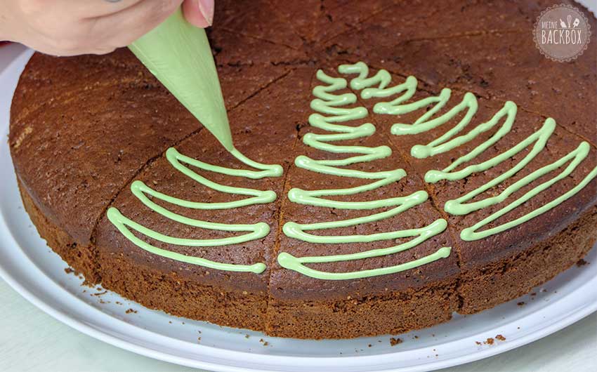Winterkirschkuchen Rezept: Garnitur spritzen