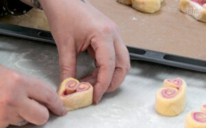 Pinke Hefeherzen Rezept: Hefeherzen formen