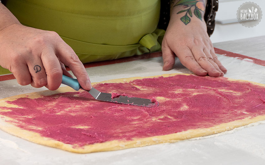 Pinke Hefeherzen Rezept: Pinke Gewürz-Butter verstreichen