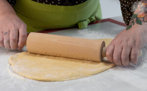 Pinke Hefeherzen Rezept: Teig ausrollen