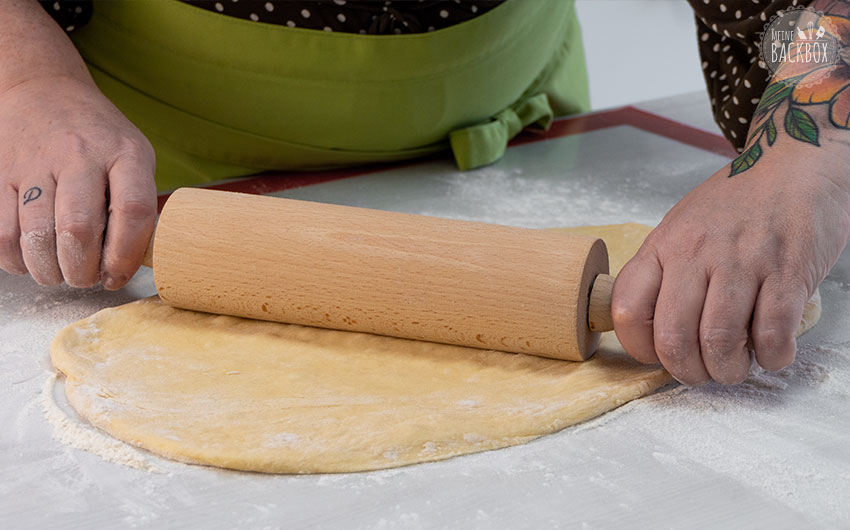Pinke Hefeherzen Rezept: Teig ausrollen