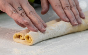 Pinke Hefeherzen Rezept: Teig zur Mitte aufrollen