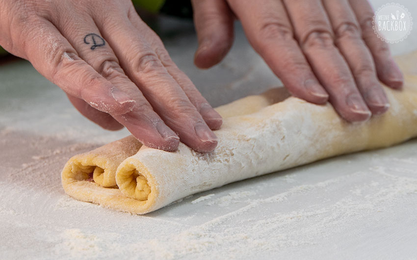 Pinke Hefeherzen Rezept: Teig zur Mitte aufrollen