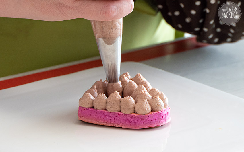 Sauerteig Pancake-Törtchen Rezept: Nougat-Mousse aufspritzen