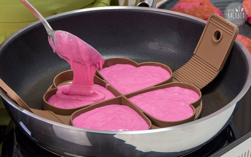Sauerteig Pancake-Törtchen Rezept: Teig einfüllen