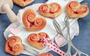 Pinke Zimt-Hefeherzen mit Sauerteig und süßer Gewürz-Butter