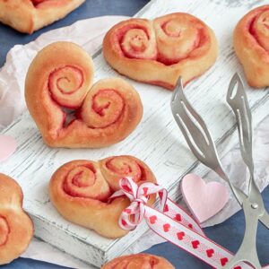 Pinke Zimt-Hefeherzen mit Sauerteig und süßer Gewürz-Butter