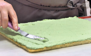 Wickeltorte mit Herzdekor Rezept: Buttercreme verteilen