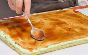 Wickeltorte mit Herzdekor Rezept: Fruchtaufstrich verteilen