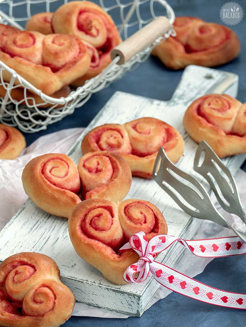 Zimtschnecken Herzen mit pinker Gewürzbutter