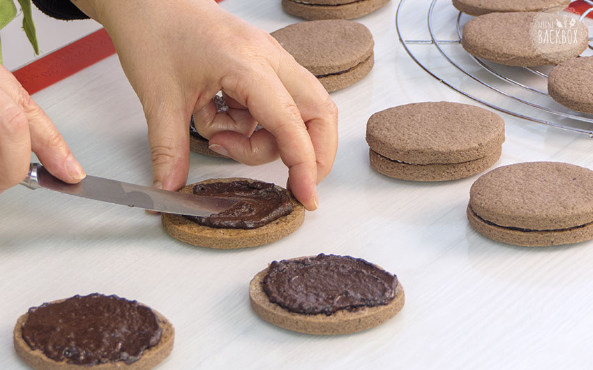 Ostereier Doppelkekse Rezept: Schoko-Nuss-Füllung auf Kekse verteilen
