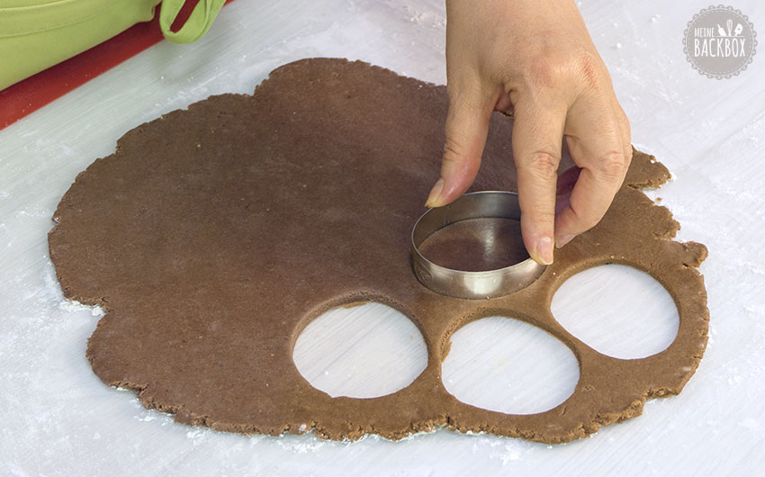 Ostereier Doppelkekse Rezept: Eier ausstechen
