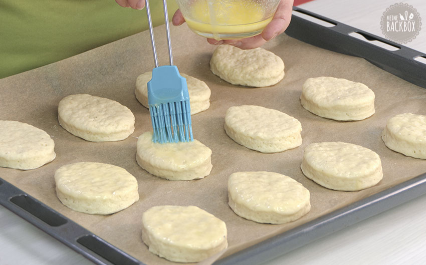Schnelle Quark-Ostereier Rezept: ausgestochene Eier mit Butter bepinseln