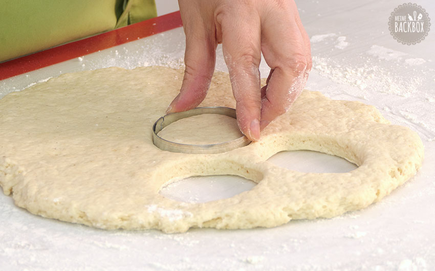 Schnelle Quark-Ostereier Rezept: Eier ausstechen