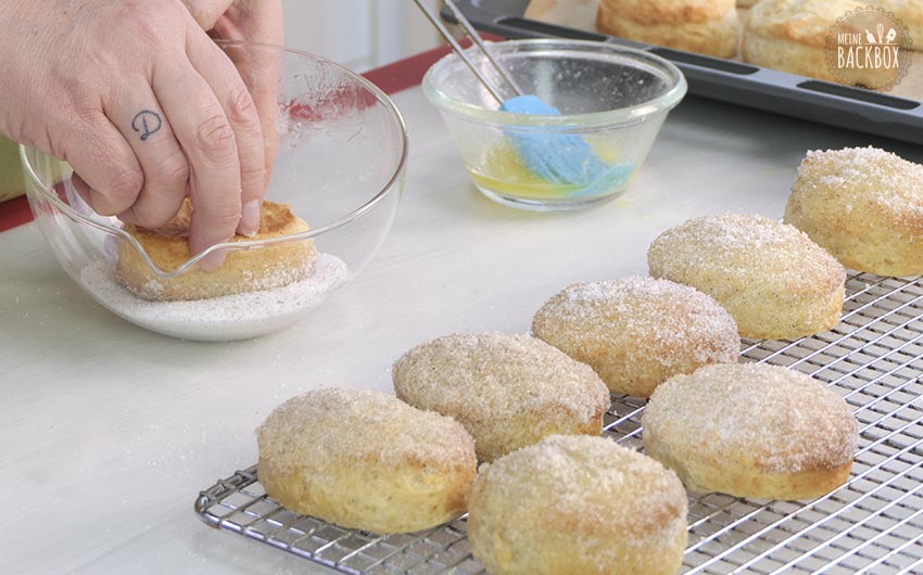 Schnelle Quark-Ostereier Rezept: Eier im Zuckergemisch wälzen