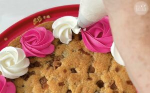 Barbie Cookie Cake Rezept: Buttercreme aufspritzen