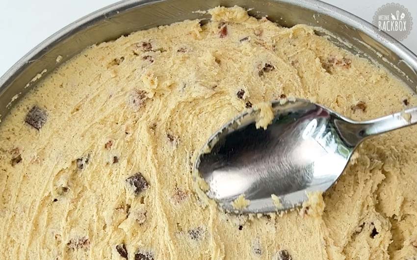 Barbie Cookie Cake Rezept: Keksmasse glatt verstreichen