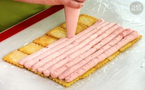 Butterkeks Erdbeer Dessert: Erdbeercreme auf den Keksen verteilen
