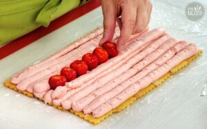 Butterkeks Erdbeer Dessert: Erdbeeren in die Mitte der Creme setzen