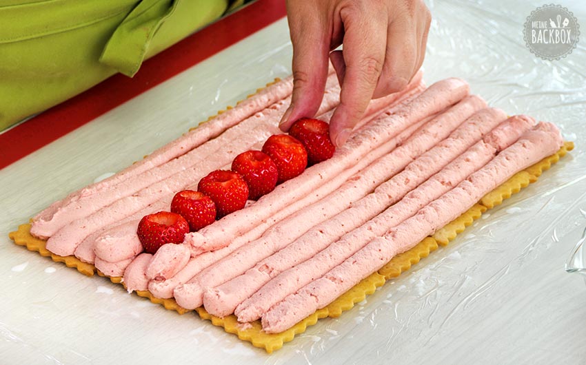 Butterkeks Erdbeer Dessert: Erdbeeren in die Mitte der Creme setzen