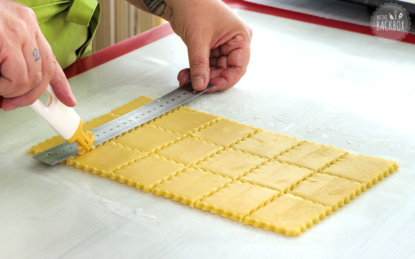 Butterkeks Erdbeer Dessert: Mit Teigrad Rechtecke ausschneiden