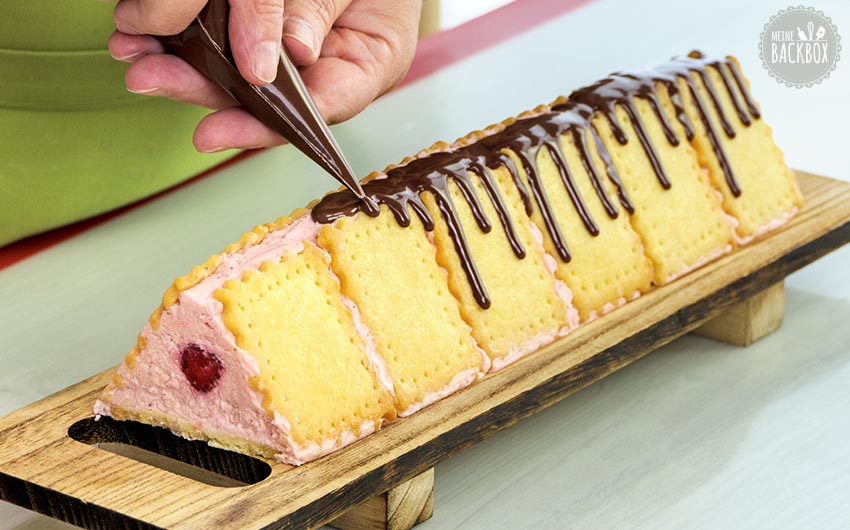Butterkeks Erdbeer Dessert: Mit Schokoladen-Drip verzieren