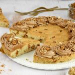 Caramel Cookie Cake mit Salted Caramel Schokolade, Caramel Fudge, und Cashews