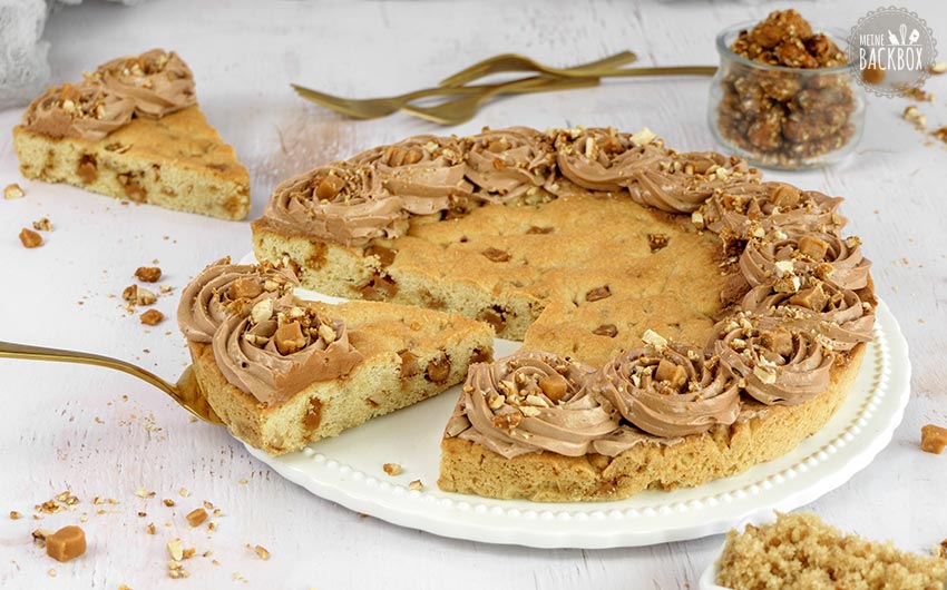 Caramel Cookie Cake mit Salted Caramel Schokolade, Caramel Fudge, und Cashews