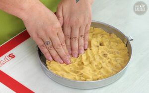 Caramel Cookie Cake Rezept: Keksmasse in Backform verteilen