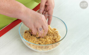 Caramel Cookie Cake Rezept: Zutaten mit den Händen vermengen