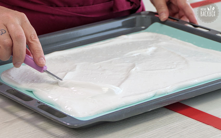 Geeiste Mango Baiserrolle Rezept: Baiser verteilen