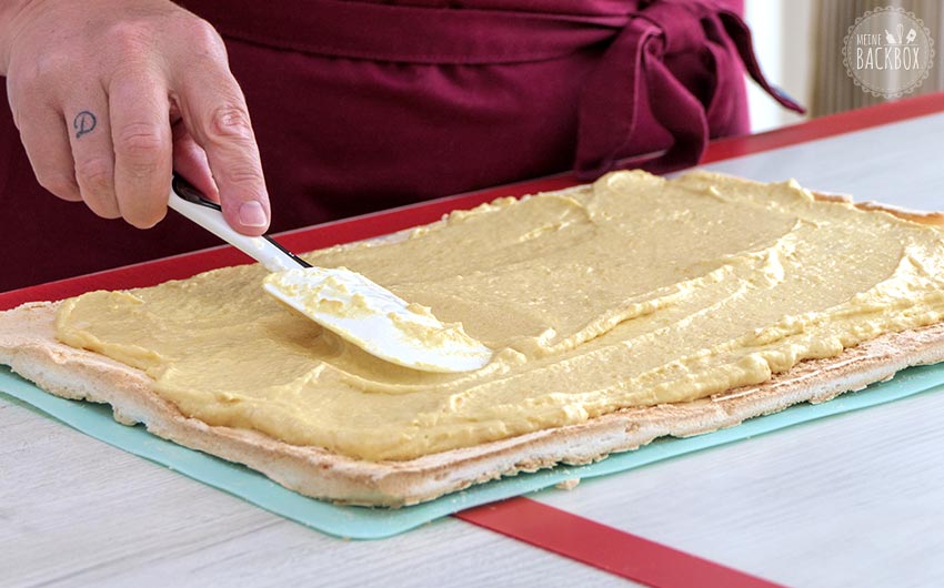 Geeiste Mango Baiserrolle Rezept: Creme verteilen