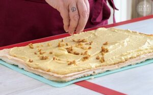 Geeiste Mango Baiserrolle Rezept: Mango verteilen