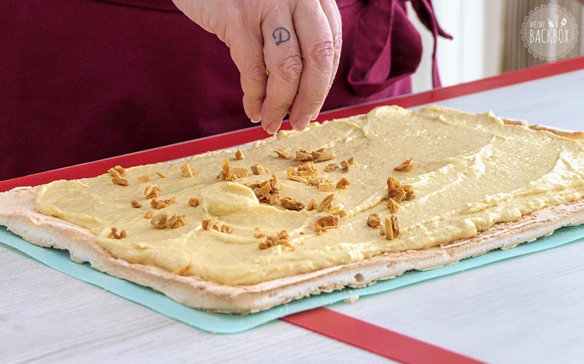 Geeiste Mango Baiserrolle Rezept: Mango verteilen